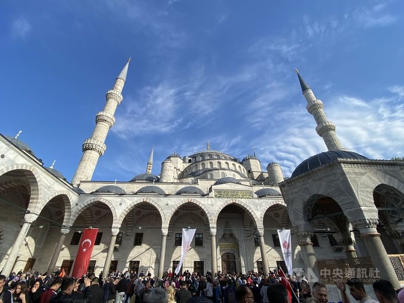 土耳其為期3天的開齋節21日開始，民眾除了按往例返鄉、野餐、購物分送糖果給兒童外，也赴藍色清真寺為地震災區祈福。中央社記者鍾佑貞伊斯坦堡攝  112年4月23日