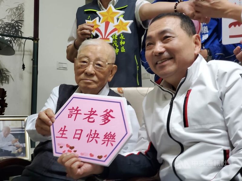 新北市長侯友宜（右）23日上午到永和為「許老爹」許歷農（左）105歲生日慶賀，許歷農在接受媒體聯訪時直接表態力挺侯友宜參選總統。中央社記者王鴻國攝  112年4月23日