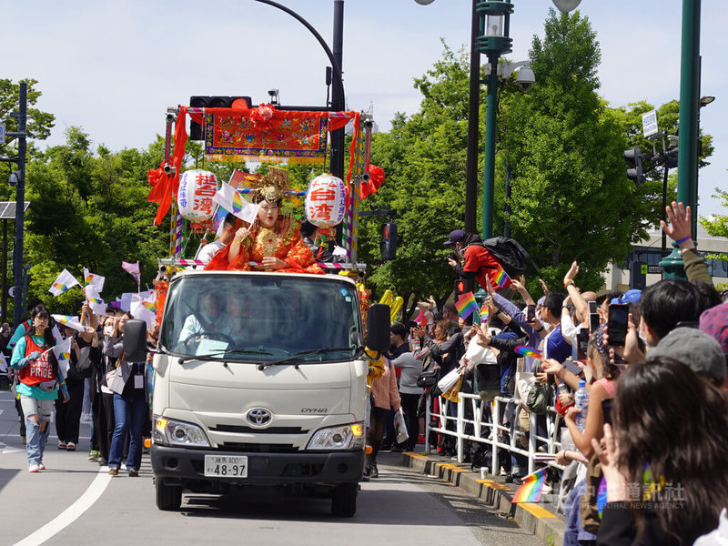 日本最大型LGBTQ活動「東京彩虹驕傲」今年活動約有1萬人參加，在大遊行時，台灣隊的花車最受歡迎，充滿節慶氣氛，隊友喊「驕傲快樂（Happy Pride）」。中央社記者楊明珠東京攝 112年4月23日