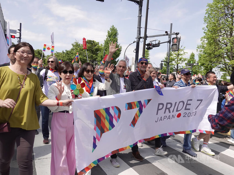 日本最大型LGBTQ活動「東京彩虹驕傲」今年活動約有1萬人參加，在大遊行時，美國駐日大使易曼紐（前排左4）、日本國會議員森雅子（左3）等走第一排。中央社記者楊明珠東京攝 112年4月23日