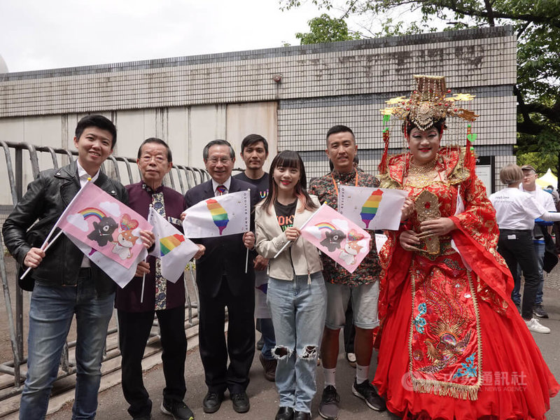 日本最大型LGBTQ活動「東京彩虹驕傲」今年活動約有1萬人參加。駐日代表謝長廷（左2）、台北市議員苗博雅（左1）、高雄市議員黃捷（右3）等參加。中央社記者楊明珠東京攝 112年4月23日