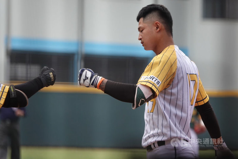 備戰2023年9月在中國杭州舉行亞洲運動會,亞運成棒隊總教練吳思賢23日到三重棒球場看春季聯賽,觀察球員表現,挑選可用之兵。圖為全越運動23日野手劉鎰嘉開轟後與隊友擊拳。中央社記者謝靜雯攝 112年4月23日