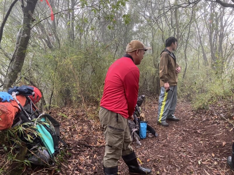 6人登山隊伍縱走能高安東軍，遇氣候不佳撤退，領隊失溫死亡、華裔美籍葉姓女教授失聯。地面搜救隊23日前進能高山主峰，因山區22日下雨且起大霧，增添搜救難度。（花蓮縣消防局第二大隊提供）中央社記者李先鳳傳真 112年4月23日