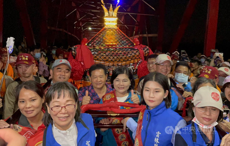 台中大甲鎮瀾宮媽祖9天8夜遶境進香活動正展開，媽祖鑾轎23日晚間抵達雲林縣西螺鎮，雲林縣長張麗善（中右）現身西螺大橋迎駕扶轎。中央社記者姜宜菁攝  112年4月23日