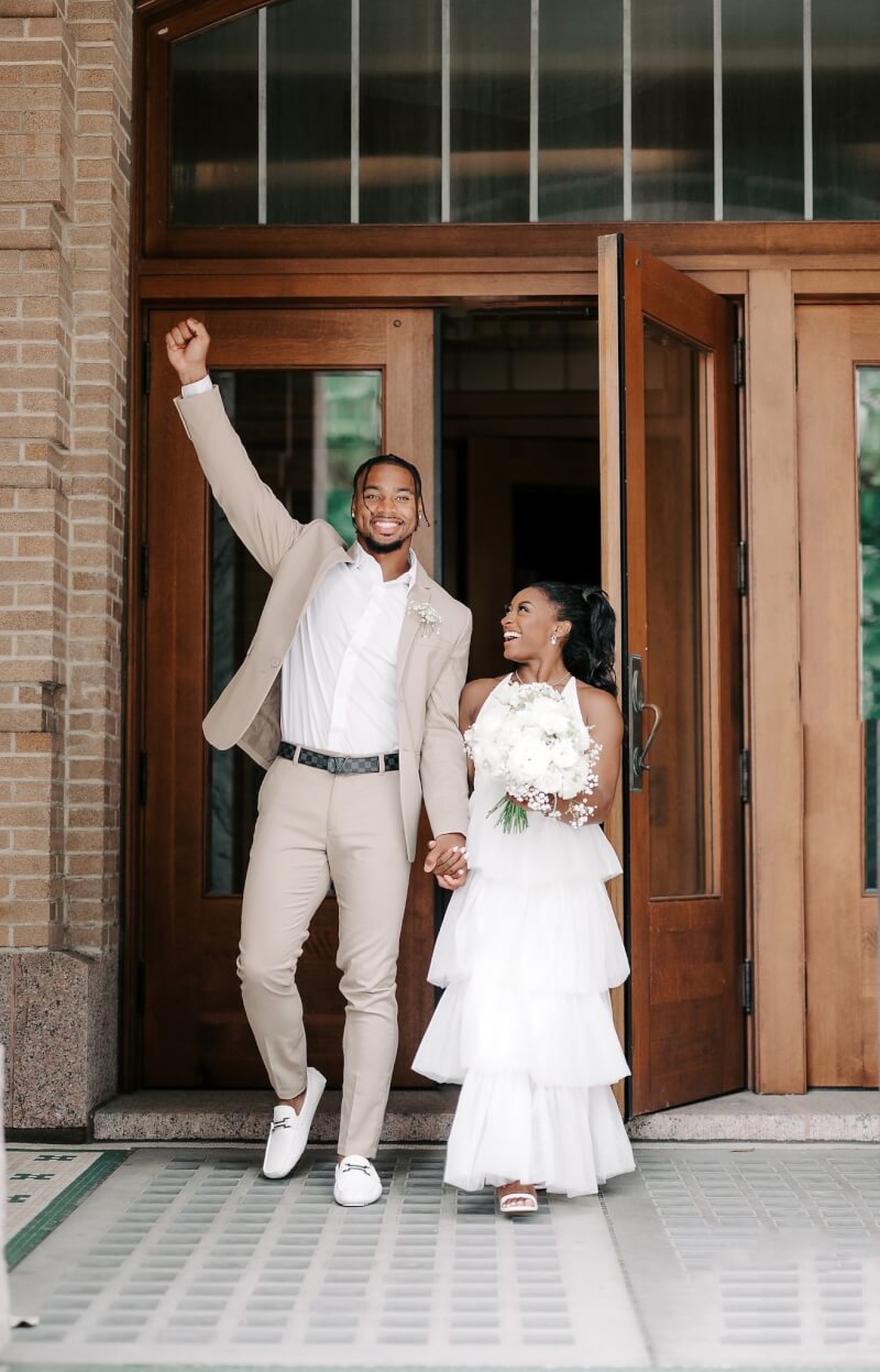 美國體操天后拜爾絲（右）和NFL休士頓德州人安全衛歐文斯22日宣布他們結婚的喜訊。（圖取自twitter.com/Simone_Biles）