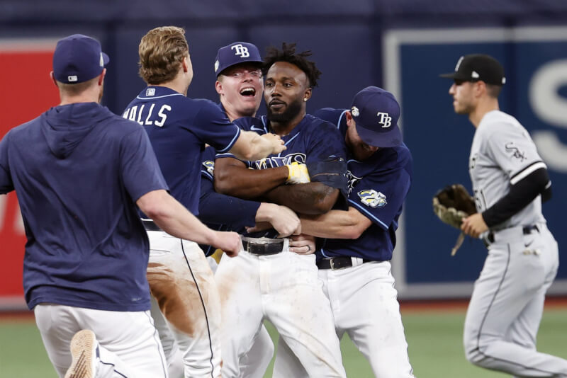 MLB光芒的阿羅薩雷納（右3）22日1局下半揮出兩分砲，延長賽再敲再見安打。（美聯社）