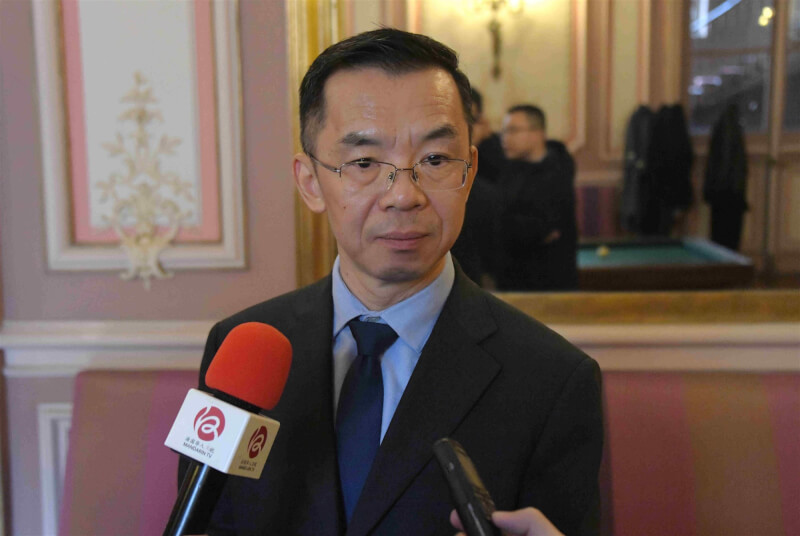 中國駐法國大使盧沙野（圖）近日發言引發爭議，近80名歐洲議員在法國世界報發表公開信，呼籲法國外交部長柯隆納宣布將盧沙野列為不受歡迎人物。（中新社）