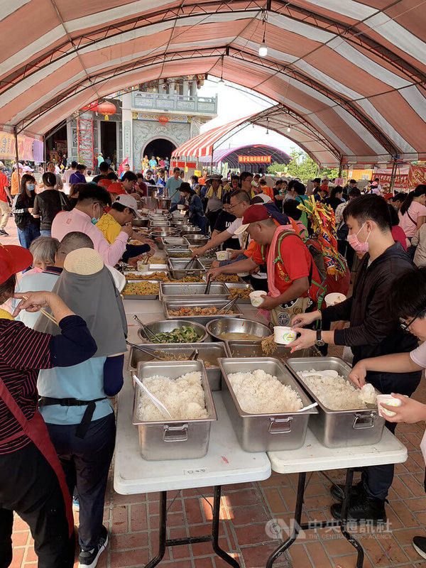 台中大甲媽祖遶境進香活動持續進行中，為迎接大甲媽到來，西螺新天宮從23日凌晨開始準備飯菜，將為信眾提供餐點到深夜11時，原本只叫了10籠菜頭粿，但因為人數眾多、一直叫貨，就怕讓信眾餓肚子。中央社記者姜宜菁攝  112年4月23日