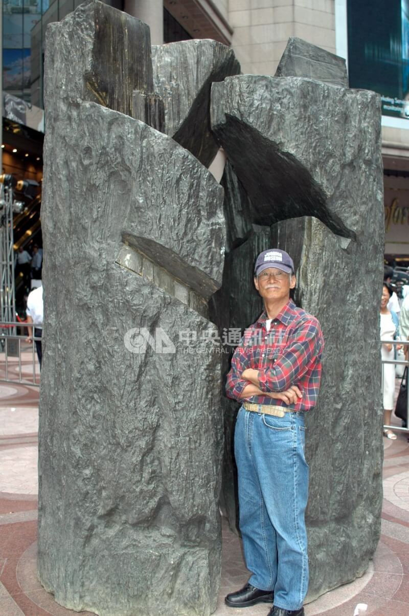 圖為2006年7月12日朱銘與作品「掰開太極」合影。（中央社檔案照片）