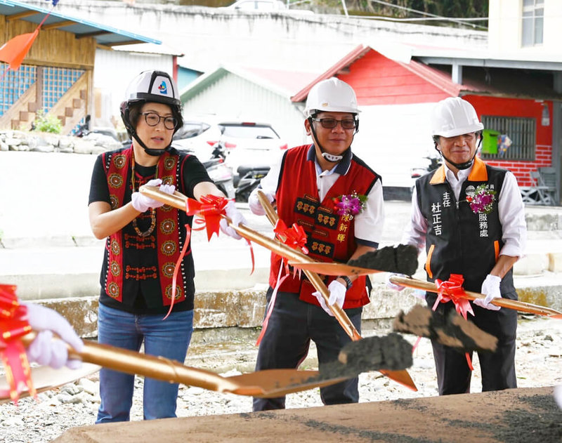 台東縣達仁鄉土坂村集會所活動中心新建工程23日舉行動土儀式，縣長饒慶鈴（左）、達仁鄉長陳新輝（中）等人出席。（台東縣政府提供）中央社記者李先鳳傳真  112年4月23日