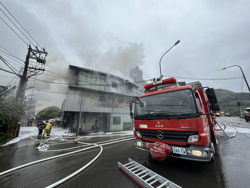 基隆市暖暖區金華街一處民宅24日上午11時許發生火警，消防人員獲報到場搶救，在2樓臥室發現一具女性遺體，經確認後為屋主的母親62歲童姓女子。（讀者提供）中央社記者王朝鈺傳真  112年4月24日