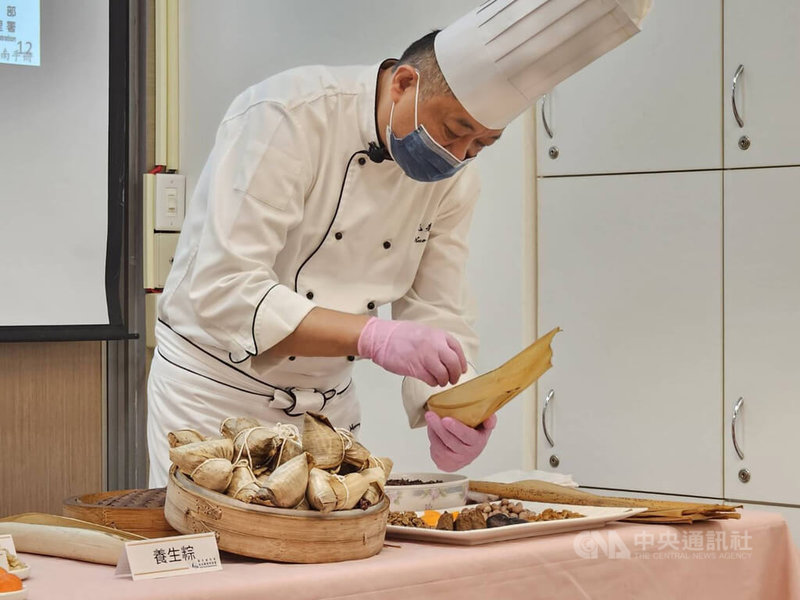 主廚郭宏徹（圖）24日出席衛福部食藥署舉辦的「端午享好粽 食安列首重 啟動端午食品稽查專案」記者會，現場示範養生粽包法，透過混合長糯米、紫糯米及小米，不要讓整個粽子都是澱粉含量較高的長糯米。中央社記者陳婕翎攝 112年4月24日