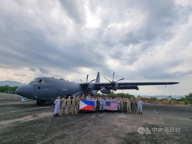 菲律賓和美國「肩並肩」聯合軍演進入最後一週，23日在蘇比克灣向菲國士兵展示AC-130J幽靈騎士空中砲艇機。圖為菲美軍人與AC-130J幽靈騎士空中砲艇機合影。中央社記者陳妍君蘇比克灣攝 112年4月24日