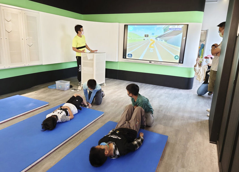 高雄市左營區文府國小將20年老舊體育器材室重新改建,打造全台首座體育實驗室。在空間使用上,規劃體育實驗室導覽課程、運動經紀人管理制度、也設有86吋大屏觸控顯示器。(高雄市左營區文府國小提供)中央社記者林巧璉傳真 112年4月24日