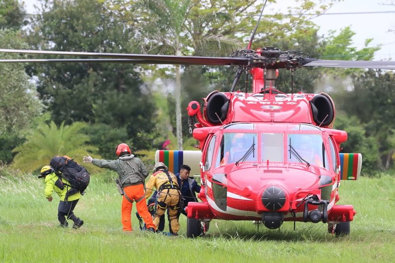 華裔美籍葉姓女教授縱走能高安東軍失聯，搜救人員持續尋找，24日上午空勤直升機飛往山區載送第三梯次搜救人員協助吊掛及搜救，仍因山區雲層過厚，原機返回。（民眾提供）中央社記者李先鳳傳真 112年4月24日