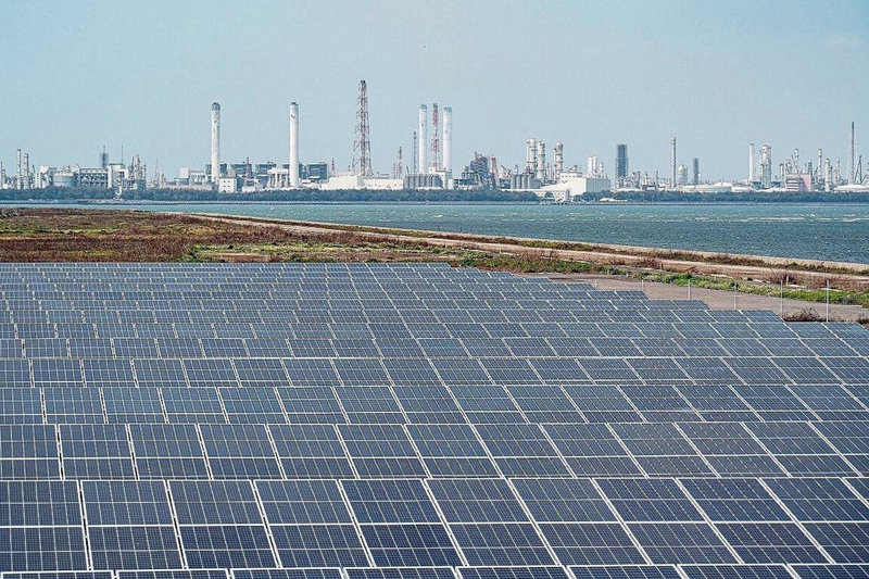 位於雲林縣台西鄉的「韋能能源新興電廠」22日啟用，是目前全國最大的光電案場，裝置容量達到272MW。後方為台塑六輕。（行政院提供）中央社記者蔡智明傳真 112年4月24日