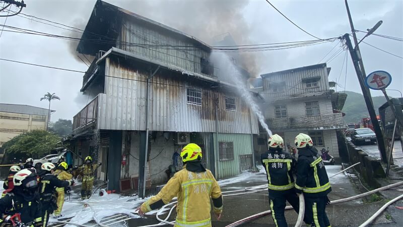 基隆市暖暖區金華街24日上午11時許發生火警，62歲童姓婦人命喪火窟，警調查童女曾對婆婆家暴，婆婆聲請保護令獲准，童女須於4月中旬前遷出。事發前，童女曾購買汽油，疑返家將房門反鎖後縱火輕生。（讀者提供）中央社記者王朝鈺傳真 112年4月24日