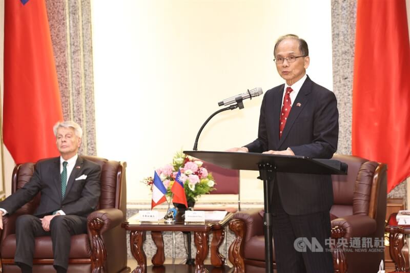 立法院長游錫堃（右）24日在立法院接見法國參議院副議長暨友台小組主席李察（Alain Richard）（左）訪團一行，游錫堃致詞感謝法國參議院及李察及訪團對台灣的支持。中央社記者趙世勳攝 112年4月24日