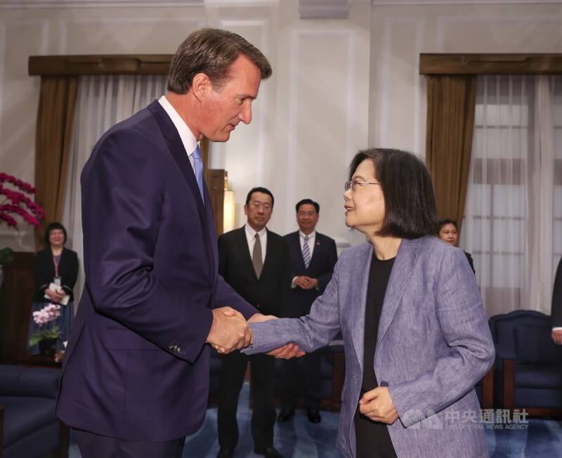 美國維吉尼亞州州長楊金（前左）率團訪問台灣，總統蔡英文（前右）24日上午在總統府接見訪團一行。中央社記者鄭傑文攝 112年4月24日
