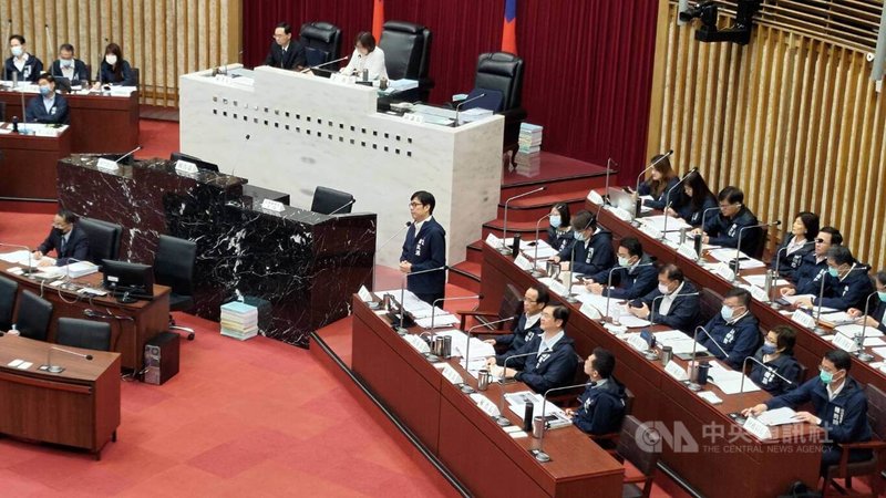 高雄市長陳其邁（立者）24日赴高雄市議會進行施政報告時指出，之前山區局部陣雨對水情不無小補，高屏溪攔河堰川流量上升，加上水井及再生水等挹注，5月底前水情燈號不進入紅燈「分區供水」。中央社記者蔡孟妤攝  112年4月24日