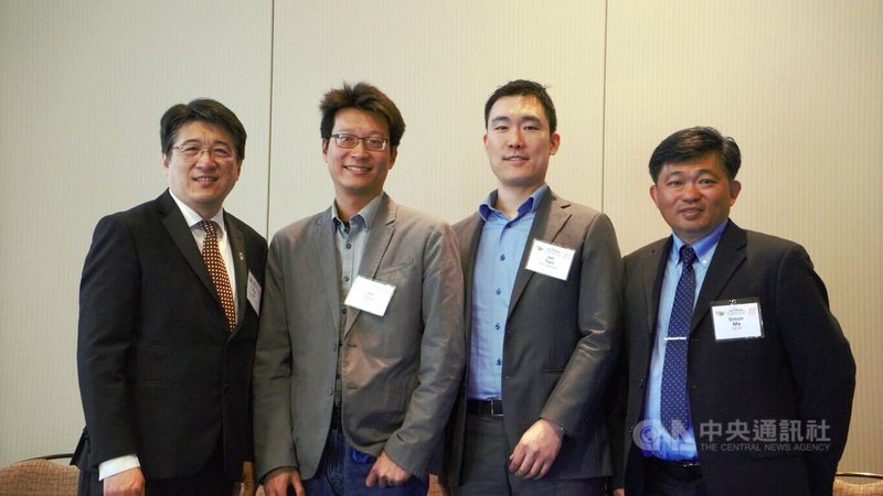 加州灣區華人科技社團年會週末盛大登場，Landing AI產品副總裁楊凱（左2）與台裔創業家田尊衍（右2）受邀主講AI與創業。中央社記者張欣瑜舊金山攝 112年4月24日