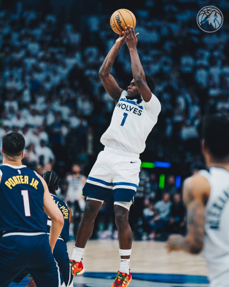 NBA灰狼23日在愛德華茲（前右）攻下34分，率隊在延長賽後以114比108驚險擊退金塊。（圖取自twitter.com/Timberwolves）