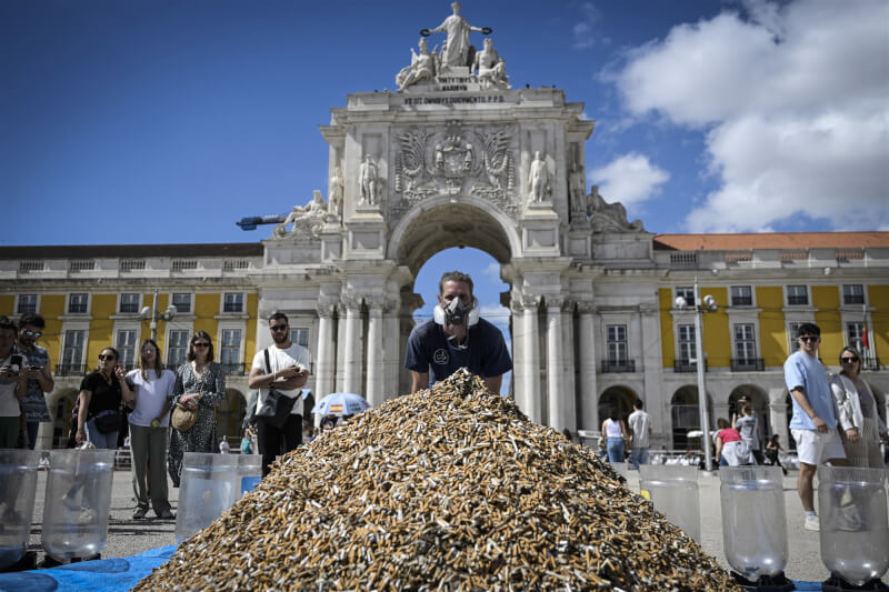 環保人士23日在葡萄牙首都里斯本市中心將65萬根菸蒂堆成一座小山，希望喚起人們對長期被忽略的菸蒂污染問題的關注。（法新社）