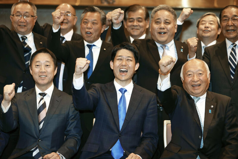 日本23日舉行統一地方選舉後半段選戰及參眾議院5席補選，其中，眾議院山口2選區由自民黨提名、聯合執政公明黨推薦的31歲的岸信千世（第一排中）當選。（共同社）