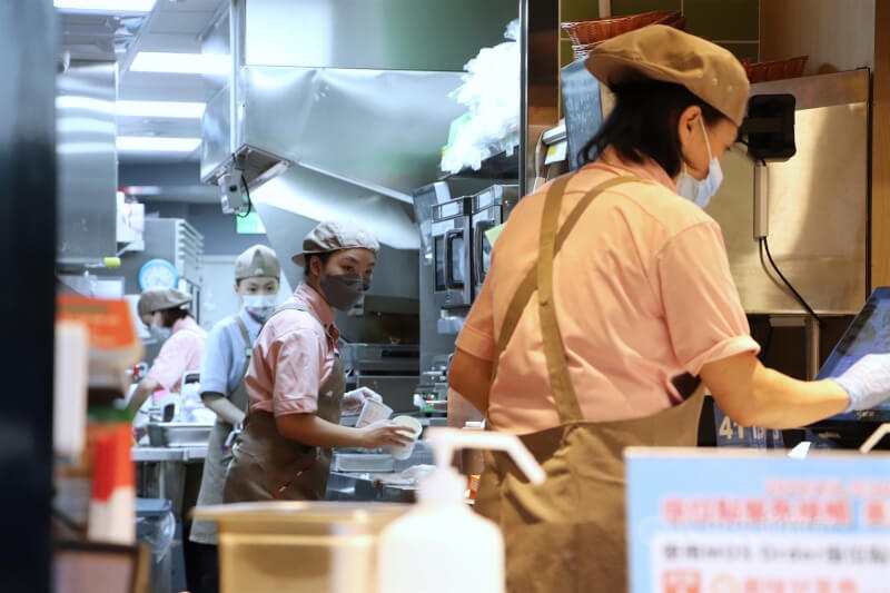 人力銀行調查，有近5成企業下半年有加薪計畫。圖為台北市中正區中午時段餐飲服務人員忙著出餐。（中央社檔案照片）