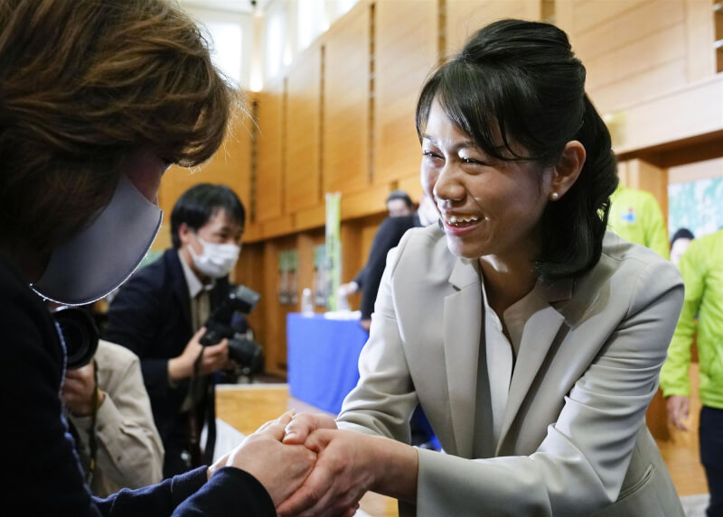 眾議院和歌山1區選區由日本維新會的新人林佑美（右）當選。（共同社）