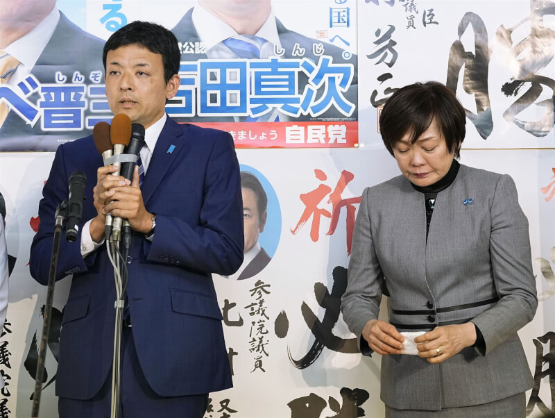 傳出去年遇刺身亡的前首相安倍晉三的選區眾議院山口4區，由吉田真次（左）當選。圖右為安倍遺孀安倍昭惠。（共同社）