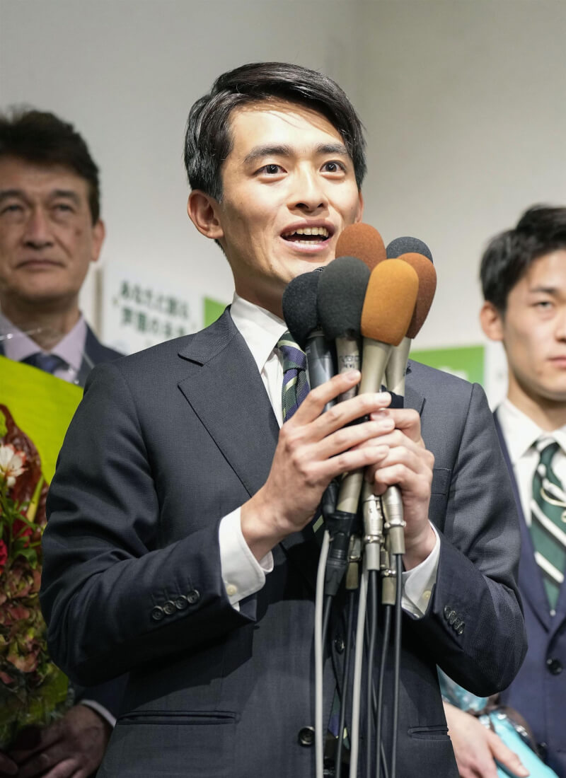 26歲無黨籍候選人高島崚輔（前）靠網路空戰人氣當選兵庫縣蘆屋市市長，成為日本史上最年輕的市長。（共同社）