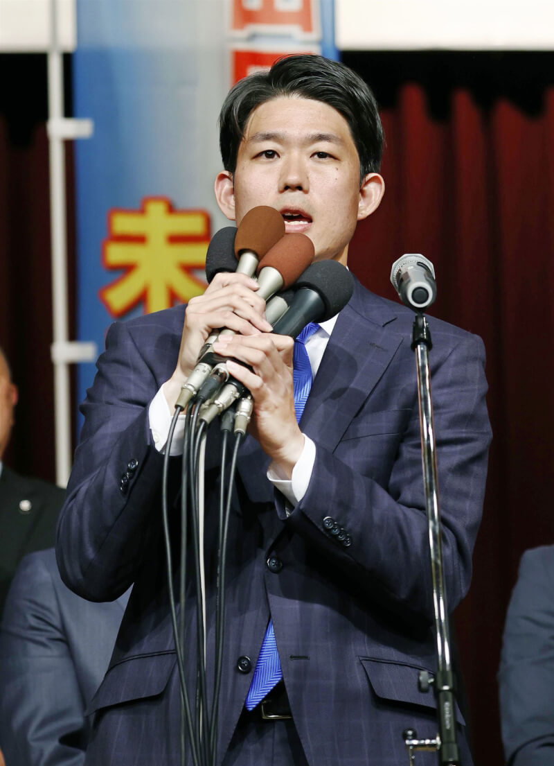 日本23日舉行統一地方選舉後半段選戰及參眾議院5席補選，其中，眾議院山口2選區由自民黨提名、聯合執政公明黨推薦的31歲的岸信千世當選。（共同社）