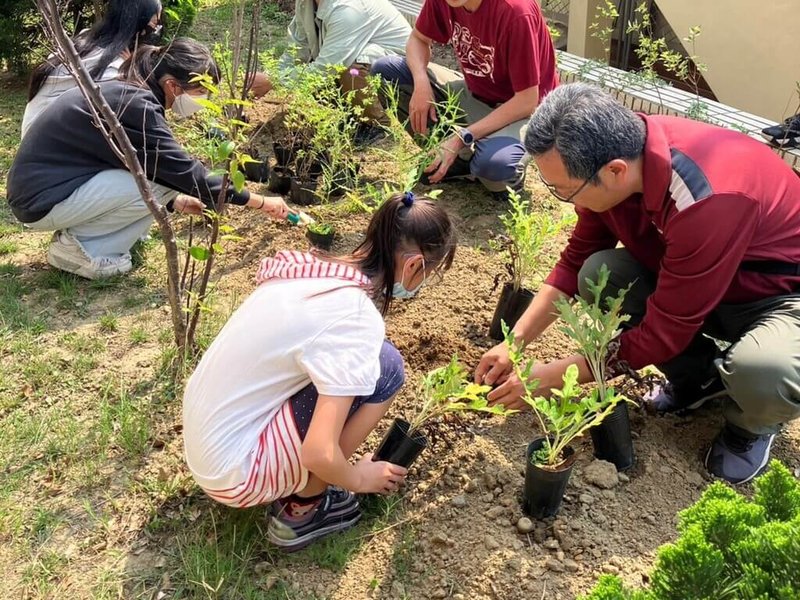 苗栗縣通霄淺山丘陵是低海拔珍稀植物分布重要熱點，林務局新竹林區管理處、林業試驗所與通霄鎮新埔國小合作建置校內「珍稀植物迷你保種園」，盼植物保育觀念向下扎根。（新竹林區管理處提供）中央社記者管瑞平傳真 112年4月25日