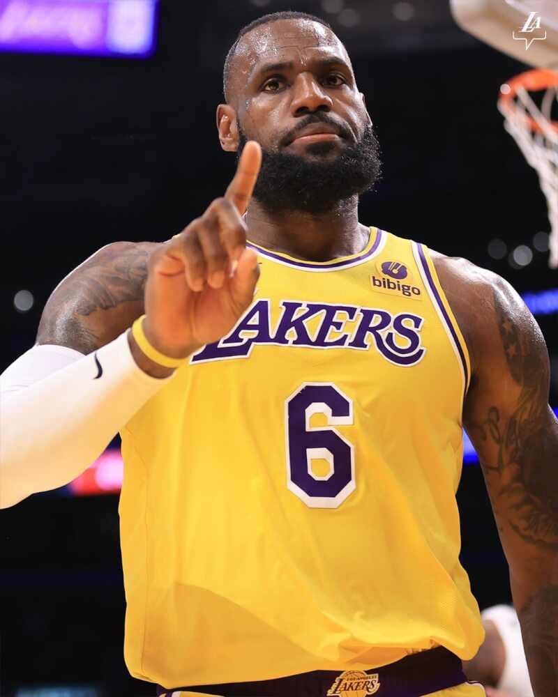 美國職籃NBA洛杉磯湖人25日擊敗曼菲斯灰熊，其中38歲的詹姆斯繳出22分、20籃板，成為湖人隊史相隔19年後，再度繳出得分、籃板「雙20」的球員。（圖取自twitter.com/Lakers）