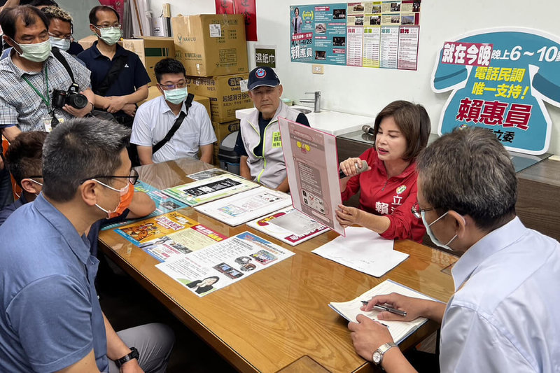 民進黨台南市立委第1選區黨內初選，參選人現任立委賴惠員（右2，紅衣者）25日報警指服務處機密資料遭竊，警方派員到服務處暸解情況。（賴惠員服務處提供）中央社記者楊思瑞傳真 112年4月25日