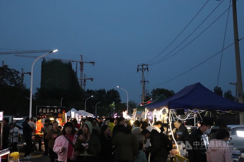 週末的北京通州一地出現的後車廂市集人潮，出現難得的煙火氣息。中央社記者呂佳蓉北京攝  112年4月25日