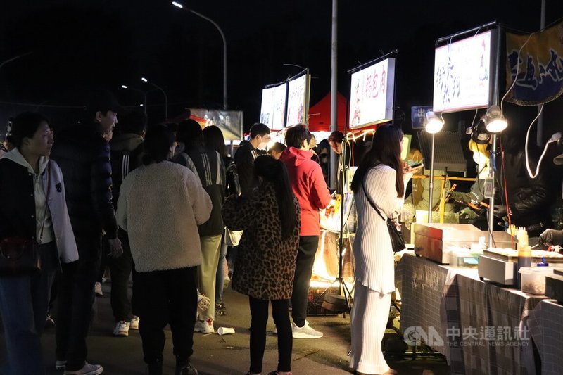 北京通州的後車廂市集排隊民眾。中央社記者呂佳蓉北京攝 112年4月25日