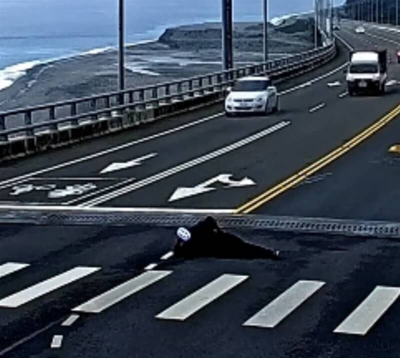南迴公路金崙大橋24日有人穿著卡通神隱少女中的無臉男服裝，躺臥行人穿越道，遭到附近民眾指責。台東縣警察局表示，將開罰新台幣500元。（取自台東縣政府即時影像）中央社記者盧太城台東傳真 112年4月25日