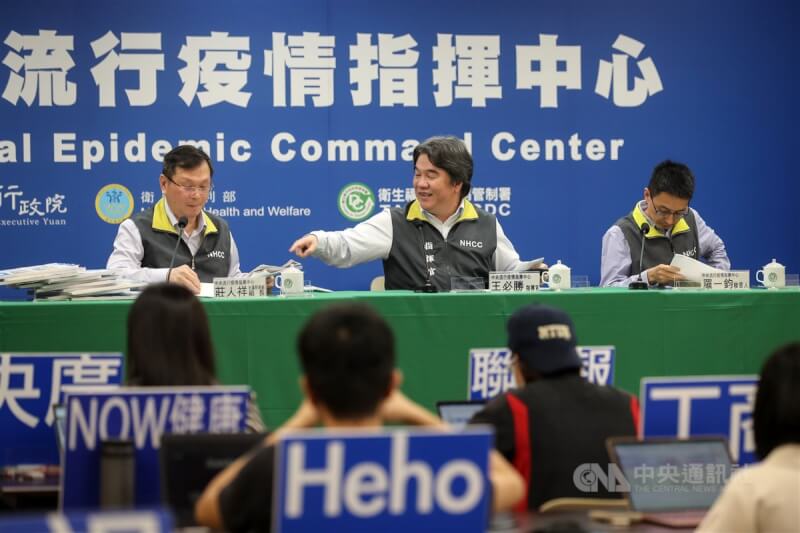 指揮中心預計將在4月27日下午2時舉辦終場記者會。指揮中心指揮官王必勝(中)、社區防疫組組長莊人祥(左)、發言人羅一鈞(右)25日下午出席說明,記者會後王必勝露出難得笑容。中央社記者裴禛攝 112年4月25日