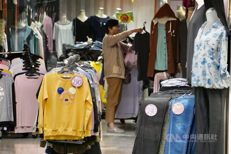 圖為民眾在高雄市新興區一處市場選購服飾。（中央社檔案照片）