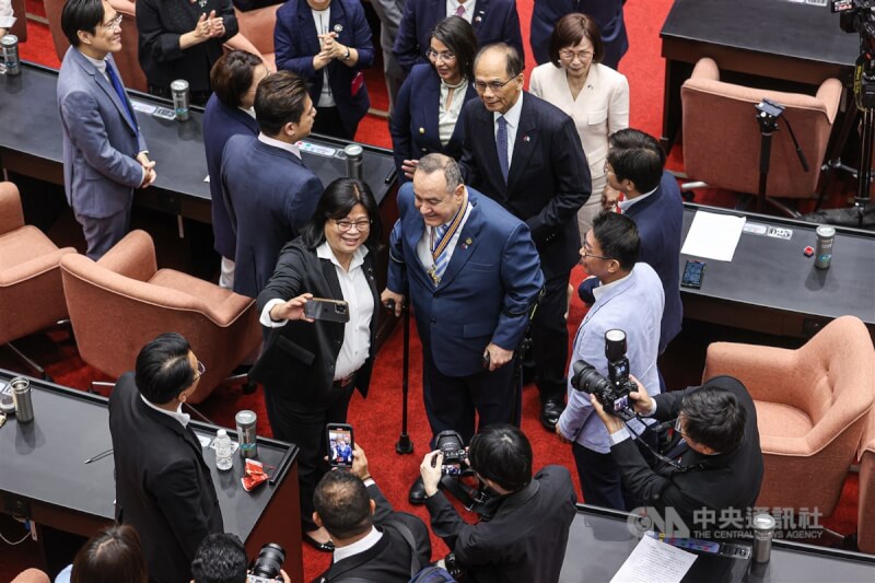 瓜地馬拉共和國總統賈麥岱（Alejandro Eduardo Giammattei Falla）（前中）25日率團訪問立法院，並在議場發表演說，離開時在場立委起身歡送，民進黨立委王美惠（前左）與賈麥岱自拍合影。後中為立法院長游錫堃。中央社記者鄭清元攝 112年4月25日