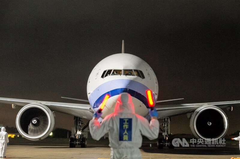 2020年4月21日由華航執飛的第2架次湖北類包機平安返抵桃園國際機場,接回滯留中國湖北的台灣民眾。(中央社檔案照片)