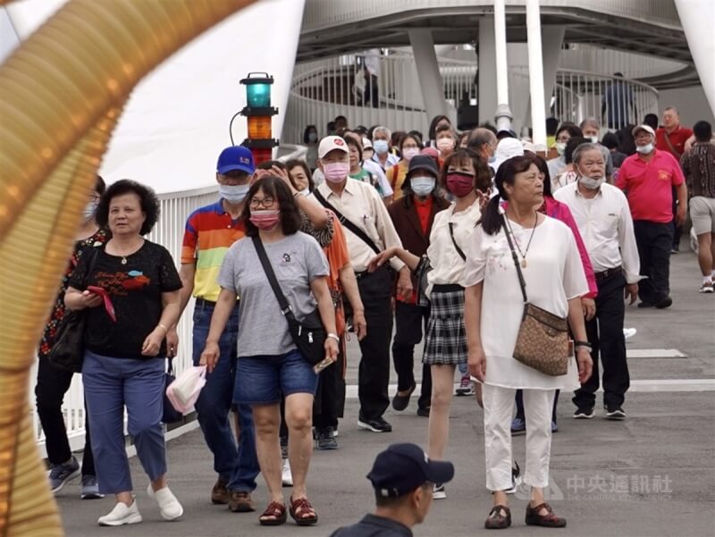 圖為民眾前往駁二藝術特區大港橋附近遊憩，多數仍戴上口罩防疫。（中央社檔案照片）