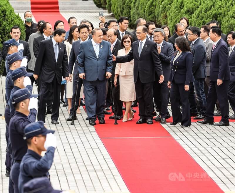 友邦瓜地馬拉共和國總統賈麥岱（Alejandro Eduardo Giammattei Falla）（前右4）25日率團造訪立法院，立法院破例讓國賓座車直接開到議場門口，院長游錫堃（前右3）親自迎接。中央社記者鄭清元攝 112年4月25日