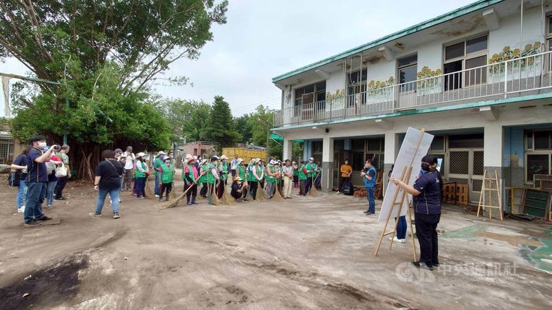 嘉義縣鹿草聖家貧民醫院荒廢近30年，關愛故鄉公共服務協會與鄉公所約100人志工25日一同清理環境，恢復院區樣貌。中央社記者蔡智明攝  112年4月25日