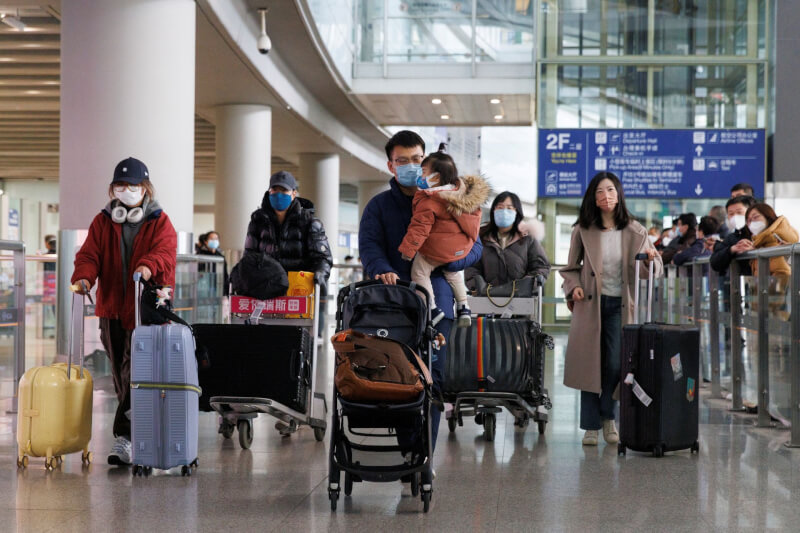 中國外交部25日宣布，自29日起，所有赴中人員可用登機前48小時內抗原檢測代替核酸檢測，航空公司不再查驗登機前檢測證明。圖為北京首都國際機場旅客推著行李。（路透社）