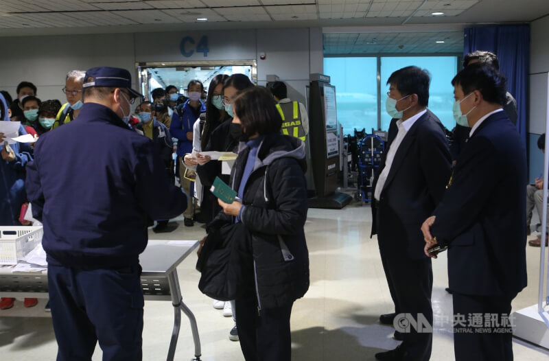 陳時中(右2)2020年1月28日視察桃園國際機場防疫,強調政府嚴格執行公權力決心,若有不配合防疫檢查的旅客,一律依法處理。(中央社檔案照片)