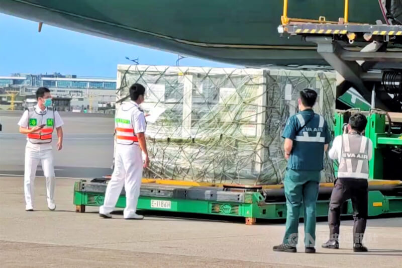 AZ疫苗運抵桃園國際機場,海關人員機邊驗放後送往醫藥物流冷鏈倉儲存放。(中央社檔案照片)