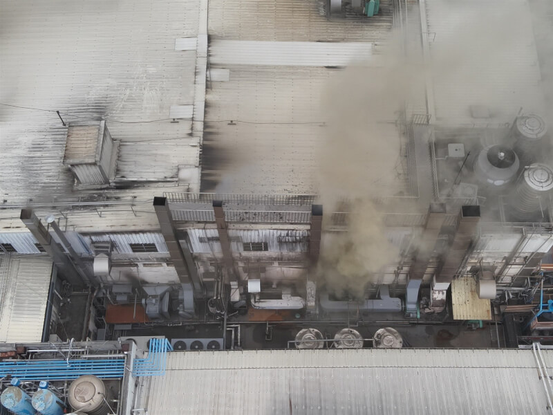 聯華食品公司彰化廠去年4月25日清晨發生大火。（彰化縣消防局提供）